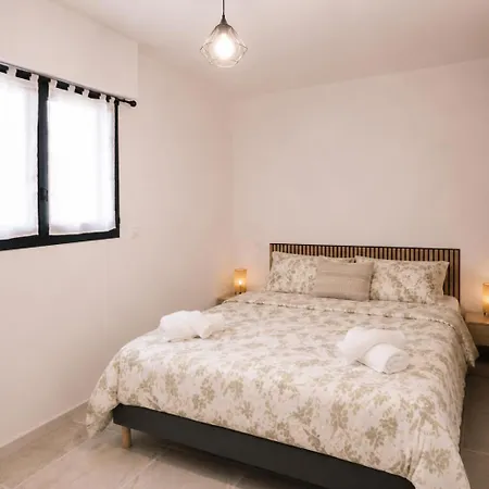 Neuf De 3 Pieces, Au Rez A Apartment